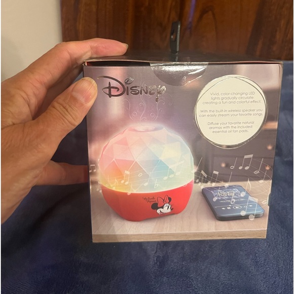 Disney Aroma Diffuser & Wireless Bluetooth Speaker & 3 essential oils, both new - Picture 3 of 8